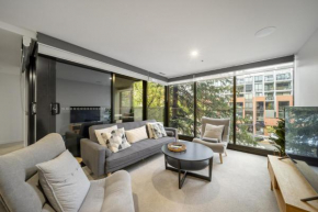 Chic Inner-City 2-Bed Abode with Pool Gym & Sauna